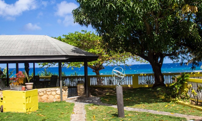 Runaway Bay House | House of Erabo