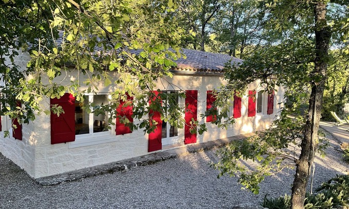 Apt House | House under the oaks with a pool, peace, and serenity