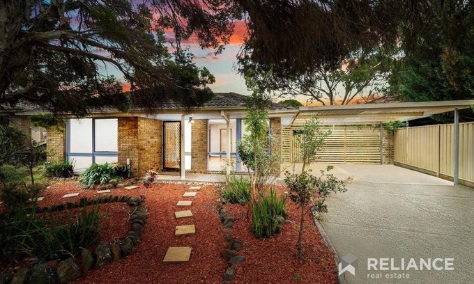 Hoppers Crossing House | House with Large Backyard for Kids near ZOO & Mall