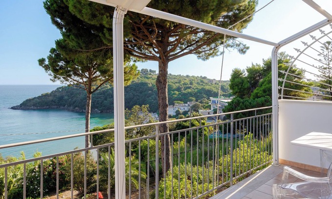 Gaeta Apartment | House with sea view, parking and private beach.