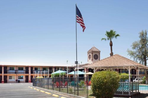 Yuma Hotel | Howard Johnson by Wyndham Yuma