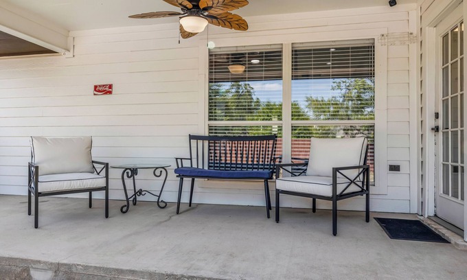 College Station House | Howdy! Less than 4 miles from Kyle Field, Shirewood Manor is a perfect getaway.