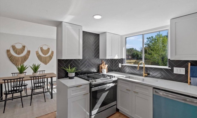 Milwood House | Howdy! Modern stay in Austin