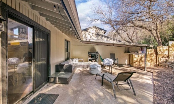 Barton Hills Villa | Huge Private Villa near Downtown - 12 Real Beds