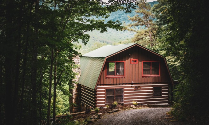 Cherry Log Cabin | HUGE VIEWS, 10 min. to Blue Ridge, Spa Bathrooms, Hot Tub, Fire Pit, Arcade Game