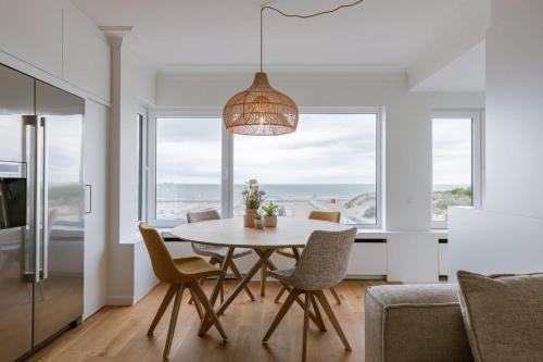 Heist House | Huswell - Bright & Stylish Apartment Near Beach with Sea view