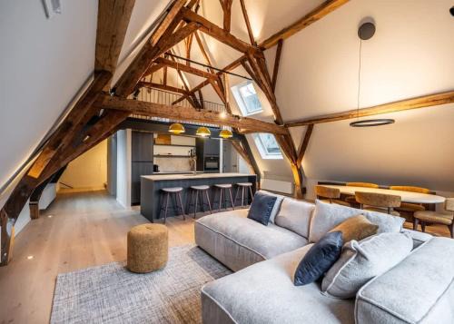 Kunstenkwartier Apartment | Huswell - City-view loft with wooden beams and mezzanine