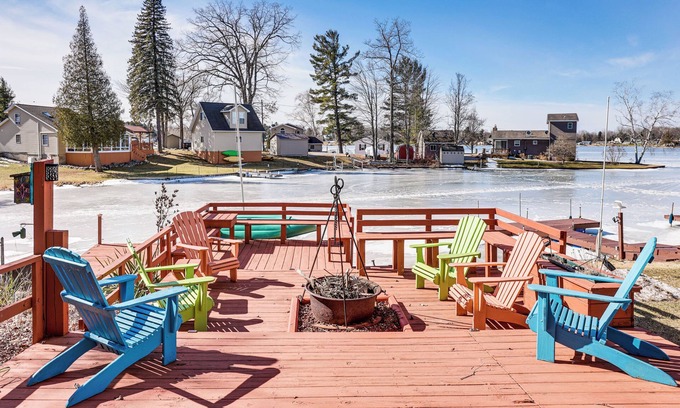 Farwell House | Ice Fish, Hunt & Explore: Farwell Home on Lake