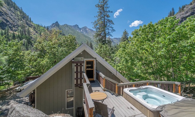Leavenworth Cabin | Icicle Chalet- Close to Hike, Hot Tub, View, WIFI