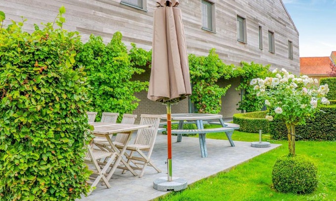 Alveringem House | Ideal Holiday Home in Gijverinkhove with Terrace Garden