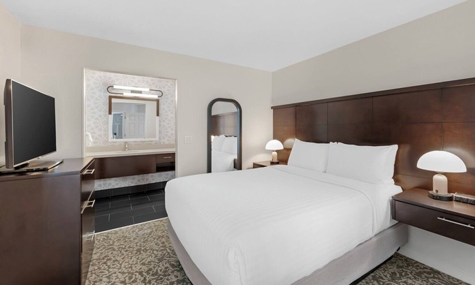 Chatsworth Hotel | Ideal Mix of Comfort and Value! TWO Modern 2BR Suites, Pool, Free Breakfast!