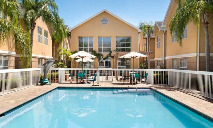 Feather Sound Hotel | Ideal Mix of Relaxation & Fun! 2 Spacious Units, Free Breakfast, Full Kitchen!