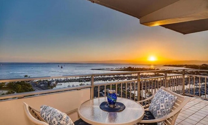 Waikiki Apartment | Ilikai #1743 Panoramic views on Waikiki Beach