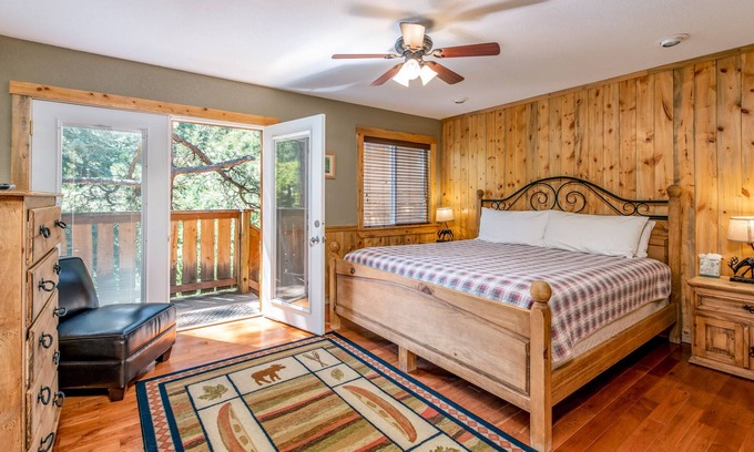 Estes Park Cottage | Immerse yourselves in the beauty of the mountains!