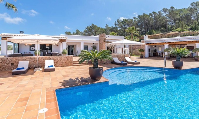 Santa Gertrudis Villa | Infinity Pool + Hot Tub! Luxurious Villa w/ Sauna
