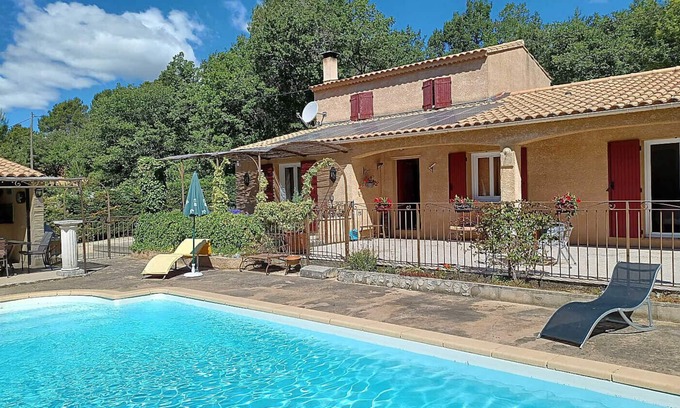 Caseneuve Villa | In the Luberon countryside, air-conditioned villa with fenced pool