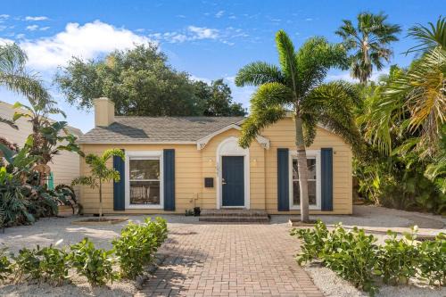 Parrot Cove House | Incredible 3br Home with Yard near Beach and Downtown