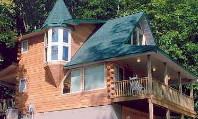 Magnet Cabin | INCREDIBLE river scenes from the plush and comfortable Loft Bedroom