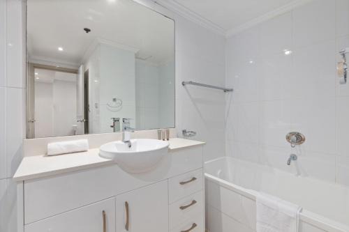 Waterloo Apartment | Inner-city Stay with Pool and Gym Access
