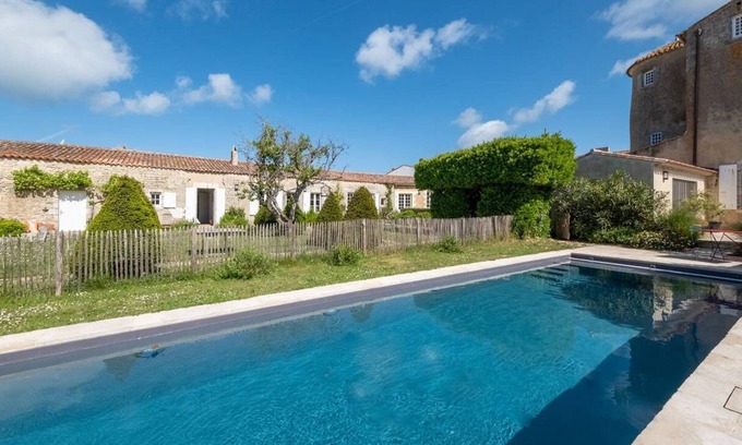 Ars-en-Re House | Insolite! Stay in a monument with all comfort and heated pool