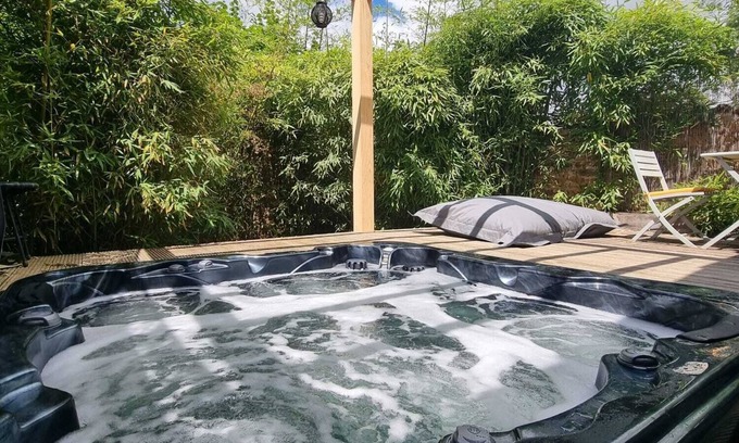 Jarnioux House | Intimate house with spa and sauna 30 minutes from Lyon. Relaxation and privacy.
