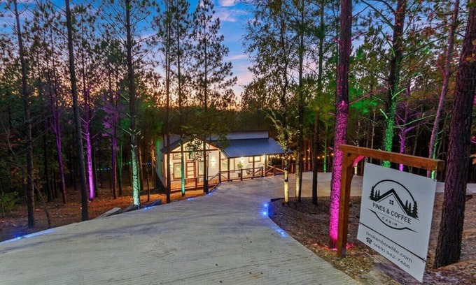 Broken Bow Cabin | Intimate Retreat💑, Central Location, Private, Kind Bed👑, 2023 Built, Dogs 🐾