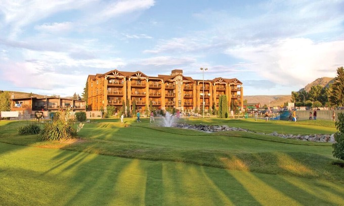 Chelan Resort | INVENTORY SPECIAL $599 - 8/3 to 8/6/22 Luxury Resort at Lake Chelan (last one)