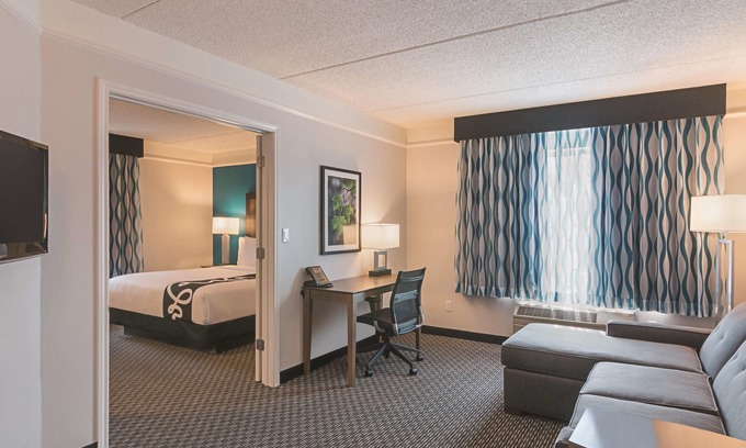 Orlando Hotel | Inviting King Room w/Pool & Free Breakfast – Cozy Stay near Orlando Attractions