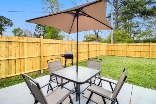 Cloverdale House | Inviting Savannah Home with Yard 3 Mi to Downtown!