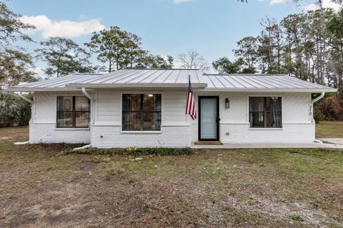 Tranquil Harbour House | Island Joy - Newly Renovated/Walk to the Beach!