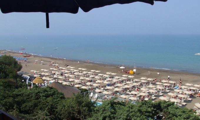 Marina di Castagneto Carducci Apartment | Nice apartment for 2 people with A/C, WIFI, TV, balcony and panoramic view