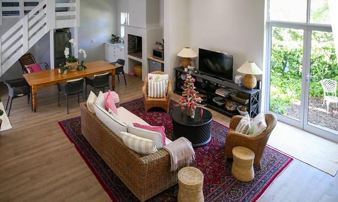 Somerset West Apartment | IVY HOUSE - Super- Spacious - Spot - Somerset West