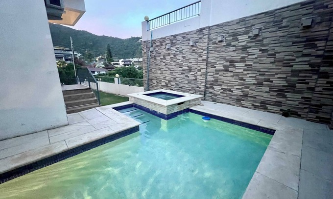 Glencoe House | Jacuzzi Loft and Pool Glencoe Townhome