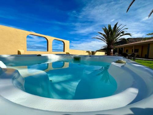 La Mancha House | Jacuzzi Oasis: Space & Comfort