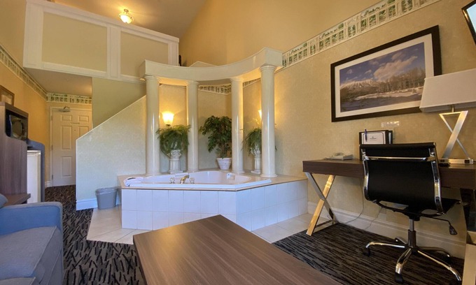 East Kootenay Resort | Jacuzzi Suite -1 King Bed