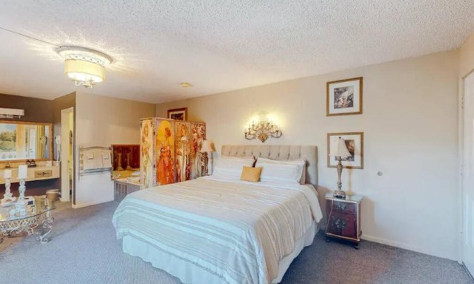 Eureka Springs Historic District Apartment | Jacuzzi Suite 206 at Tradewinds