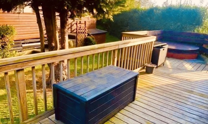 Lincoln Cottage | Jasmine Lodge - a lodge that sleeps 4 guests in 3 bedrooms