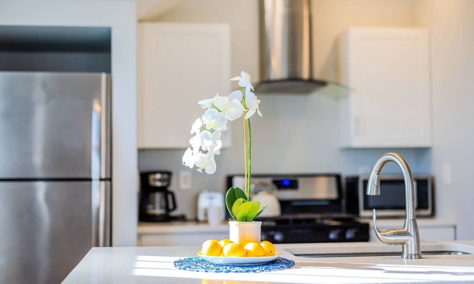 Federal Hill Apartment | Jennifer’s Getaway: Stunning Views & Private Deck
