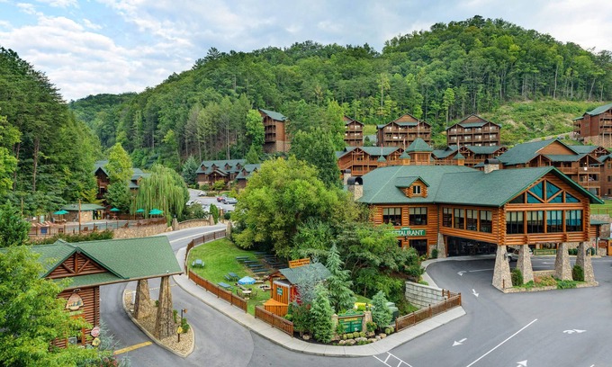 Gatlinburg Resort | June 23-30, 2024, Vacation Resort in Gatlinburg, TN w/Waterpark, 3 BR Sleeps 12