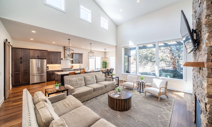 Alfalfa House | Juniper Ranch - Golf Cart Inclusive I Sleeps 10 I Brasada Ranch