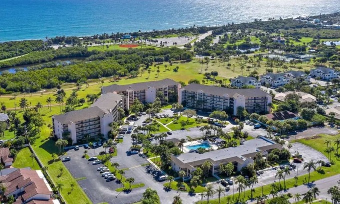 Jupiter Condo | Jupiter Bay E-Walk to Beach/Wifi/Pools/Tennis/Restaurants mid Jan-Mar '26 avail