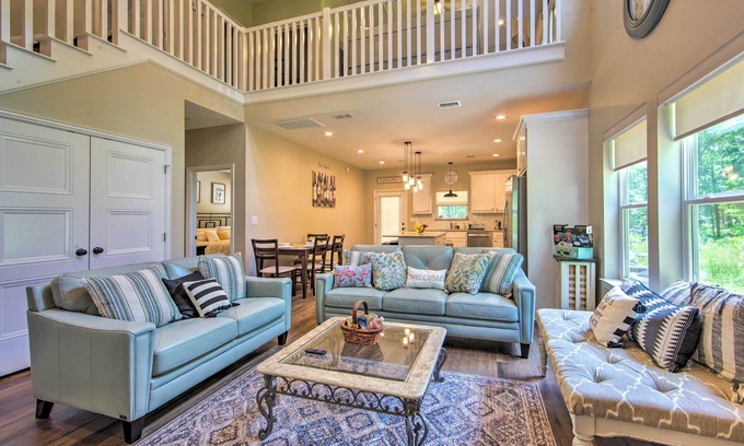 Eustace House | Just-Built Eustace Getaway - Walk to the Lake