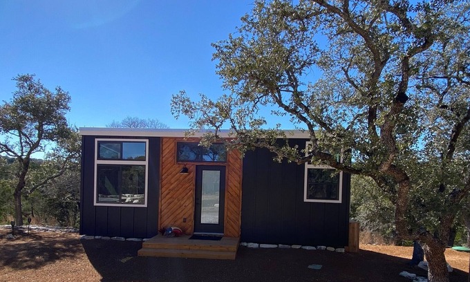 Dripping Springs Cottage | Just minutes away from wine tasting rooms and distilleries