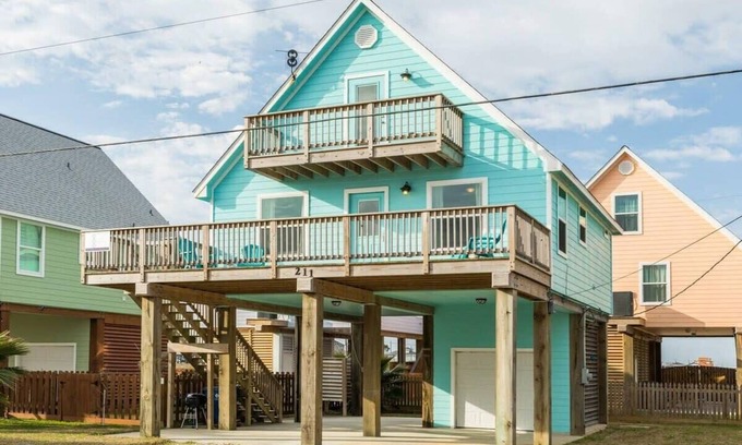 Surfside Beach House | Just Take It Easy - Modern Decor, Chill Vibe!