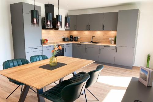 Tossens Apartment | KÜSTE33/23 – Seestern - Exklusive Ferienwohnung mit Sauna & nah am Strand!
