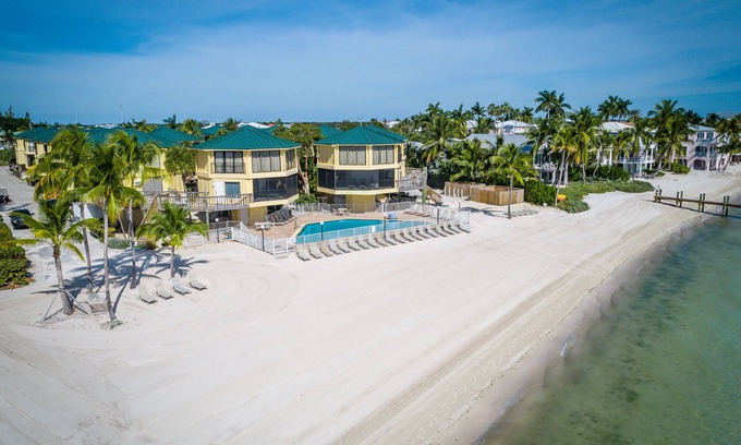 Marathon Villa | KA Beach, dock, Pool, Kitchen, Tennis, Hot Tub, tropical paradise