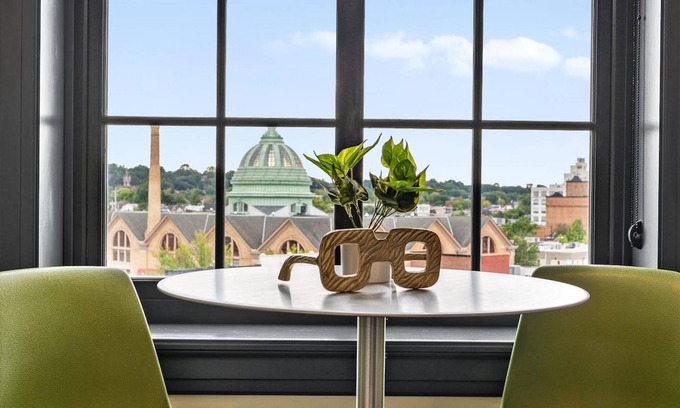 East Liberty Apartment | Kasa Classic Studio Near Carnegie Museum of Art The Maverick
