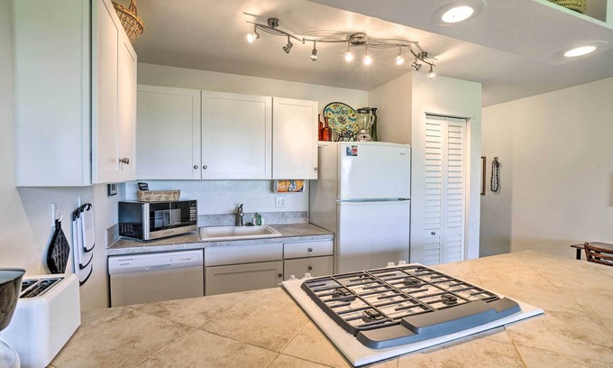 Kaunakakai Apartment | Kaunakakai Escape: Heated Pool & Beach Access