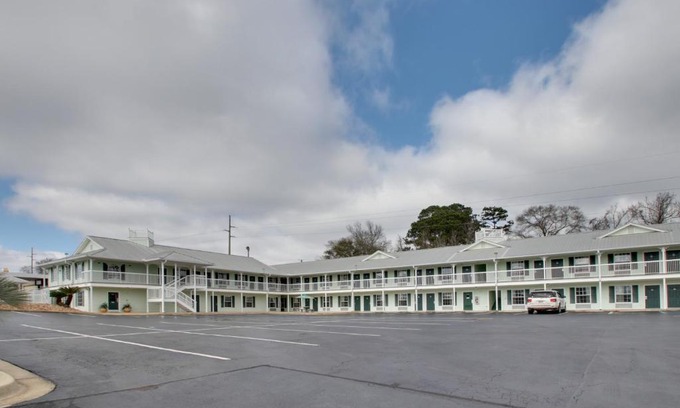 Millbrook Hotel | Key West Inn - Millbrook