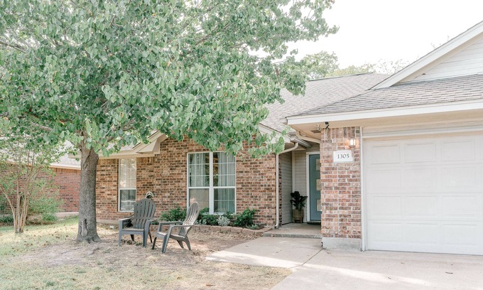 Southern Plantation House | King Bed, Clean and cozy 4/2, Aggie Football, Graduation, Santas Wonderland!